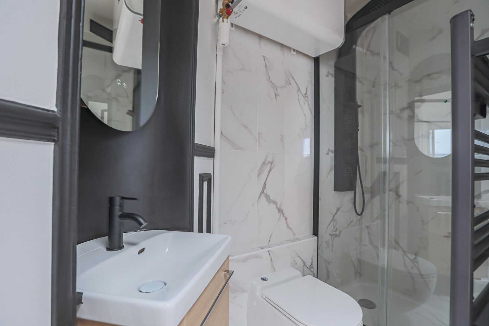 Top floor studio with balcony. 4