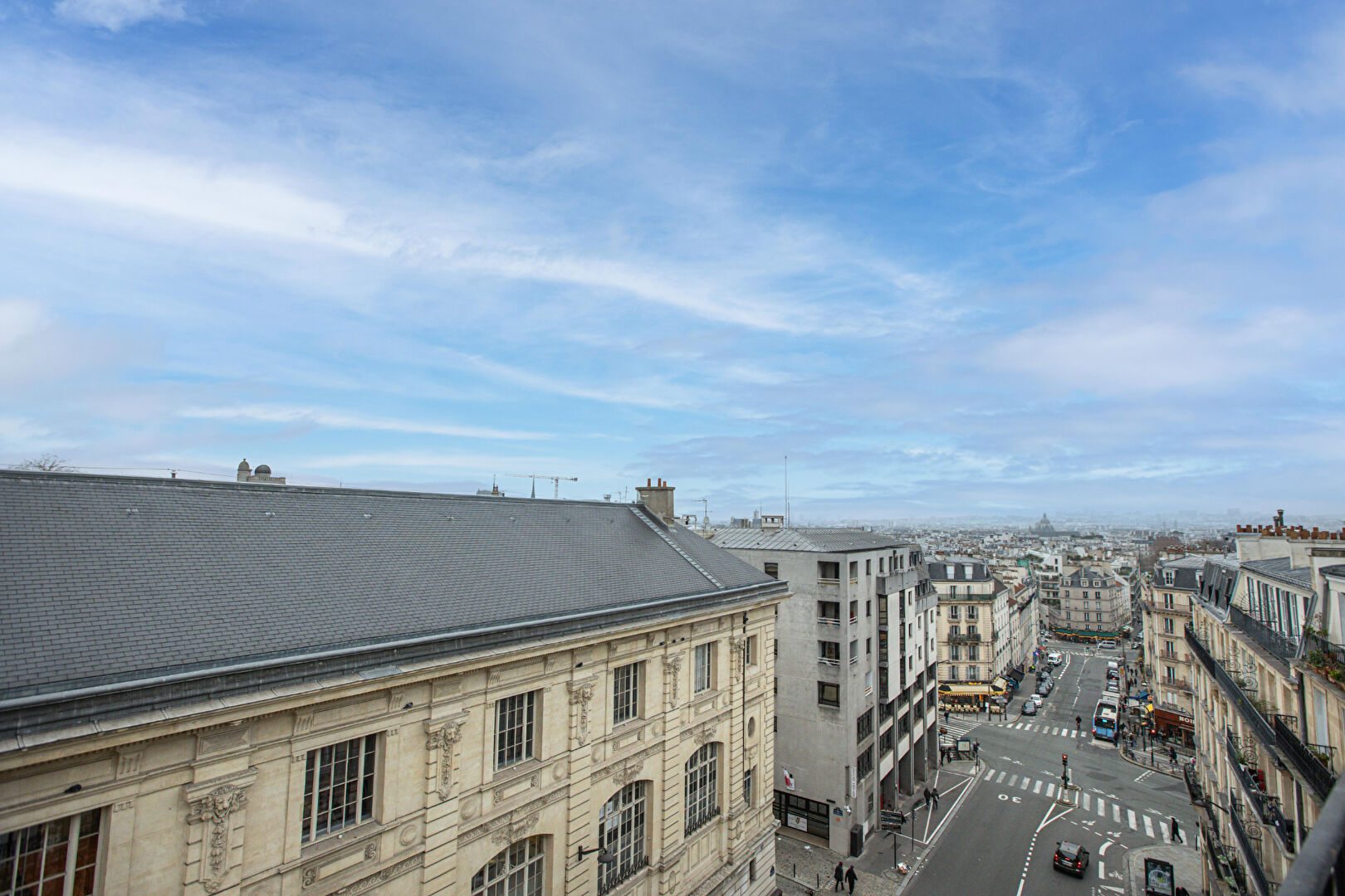 Top floor studio with balcony. 7