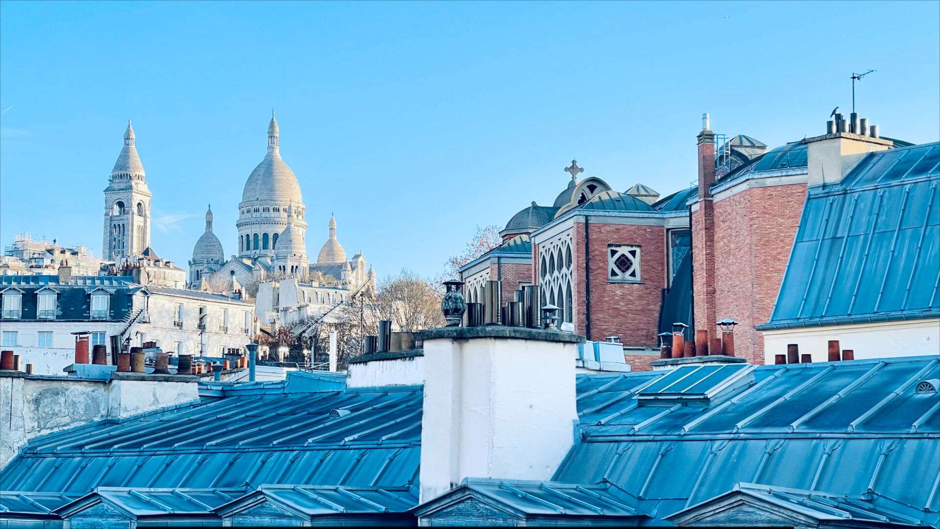 High floor with elevator, balcony and Sacré Coeur view: rue Germain Pilon, Montmartre 2