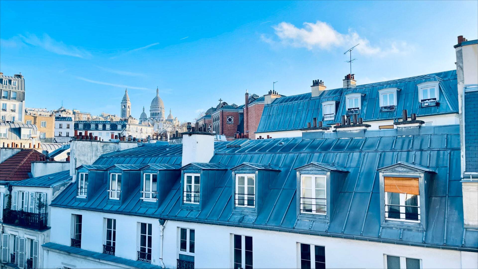 High floor with elevator, balcony and Sacré Coeur view: rue Germain Pilon, Montmartre 5