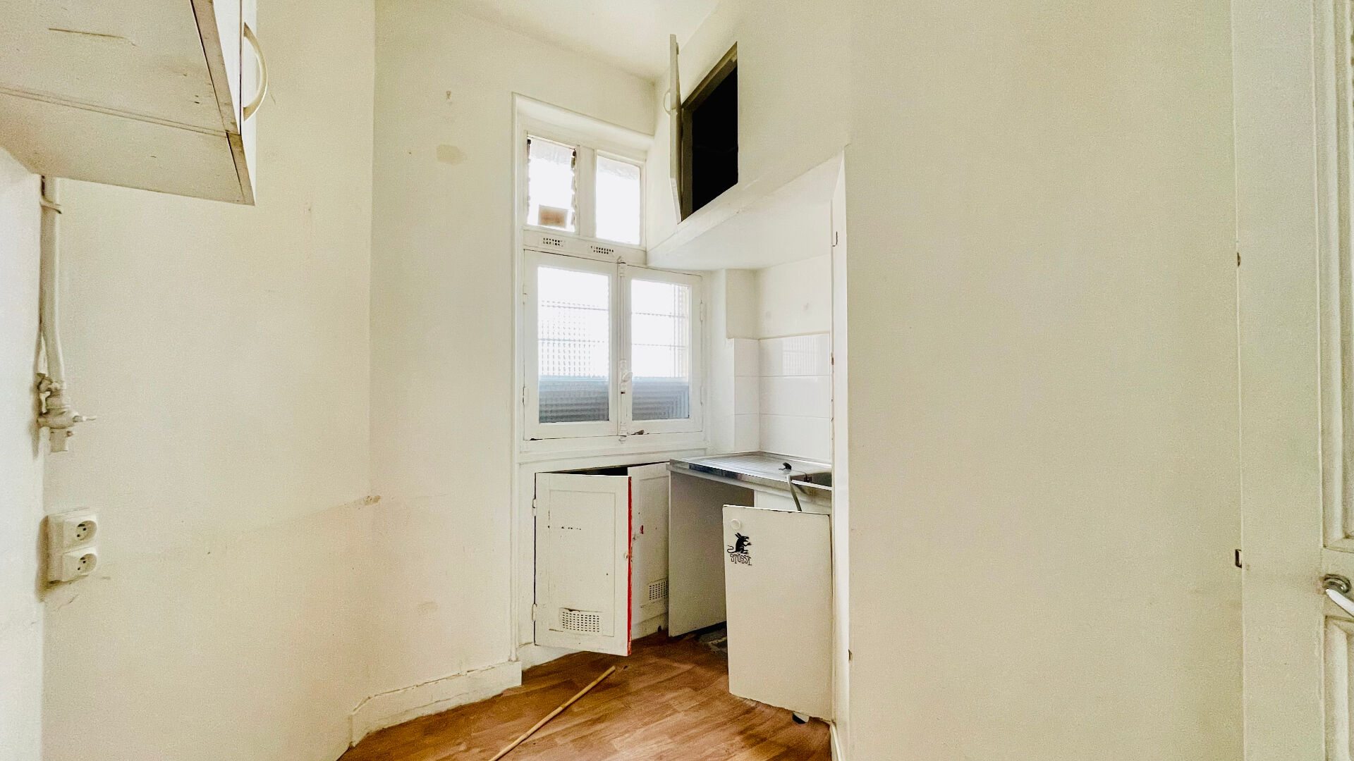 Apartment to modernize: 3 rooms with old-world charm, rue Championnet (pedestrian portion) 17