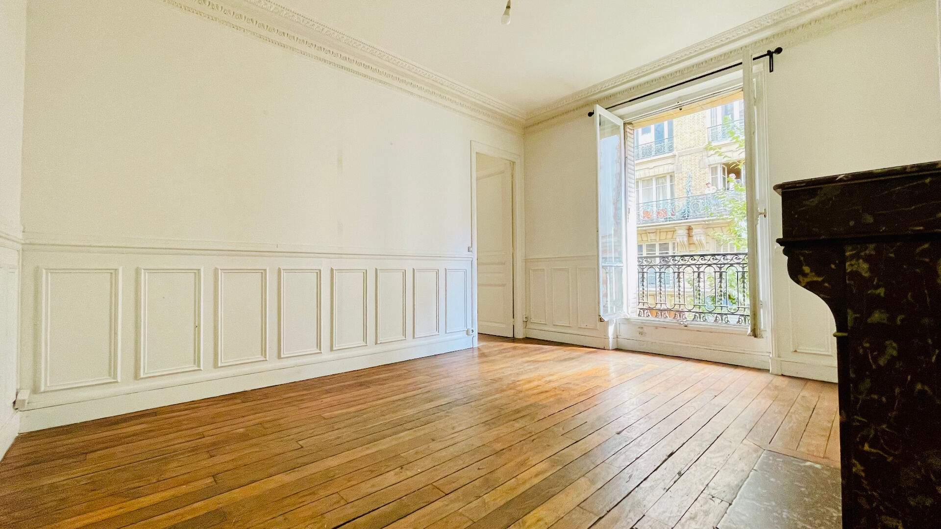 Apartment to modernize: 3 rooms with old-world charm, rue Championnet (pedestrian portion) 5
