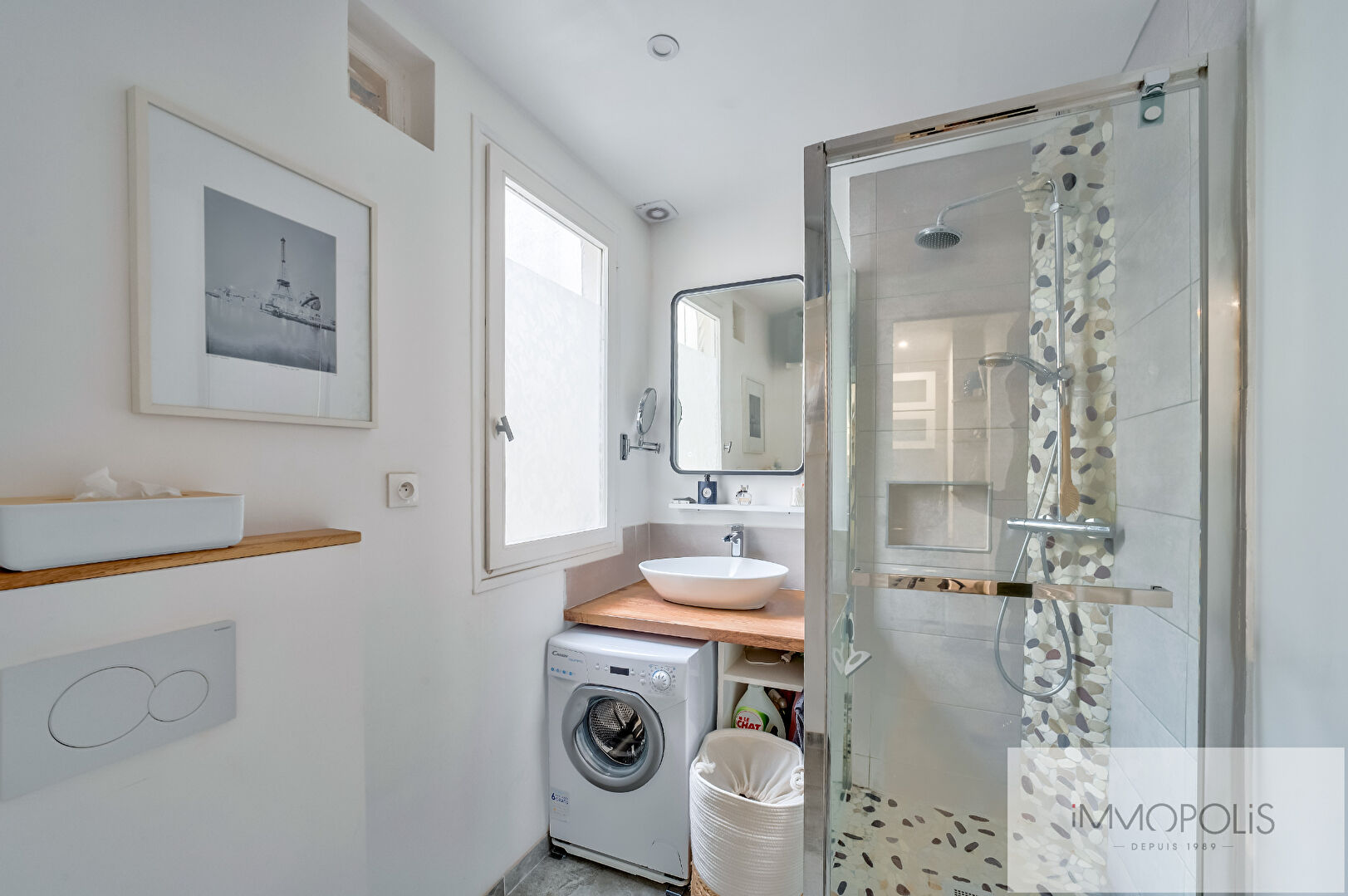 Top floor with elevator, open view and old-world charm: Abbesses, Montmartre 11
