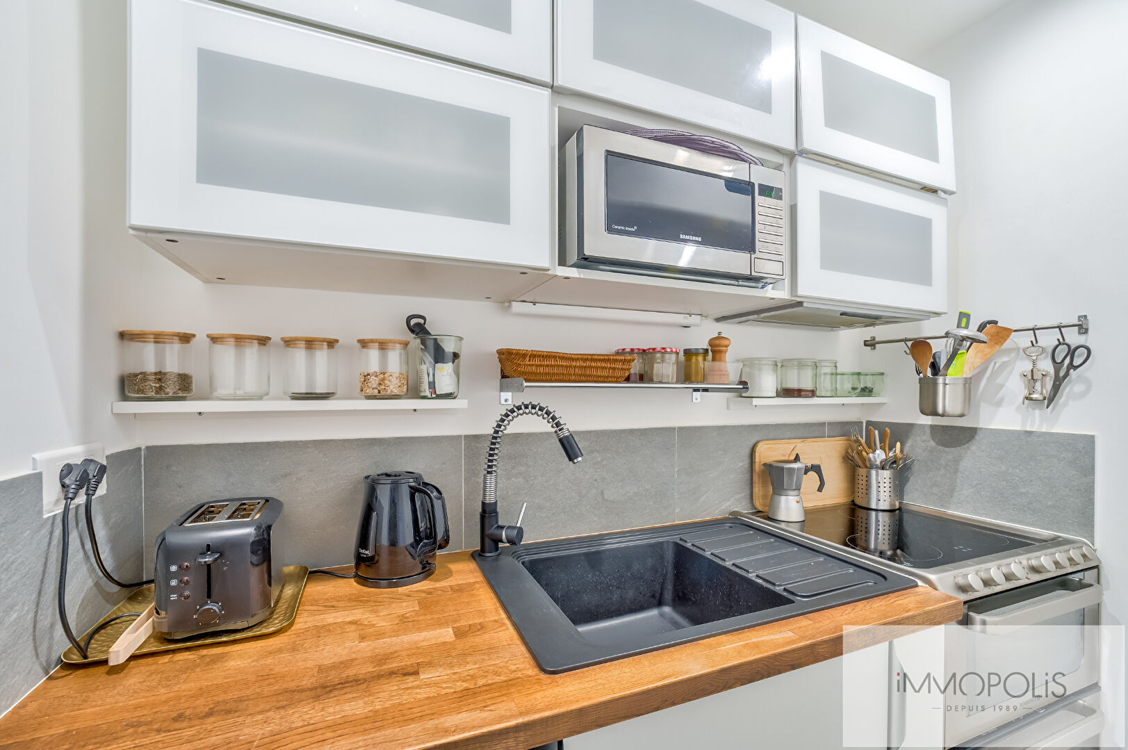 Top floor with elevator, open view and old-world charm: Abbesses, Montmartre 5