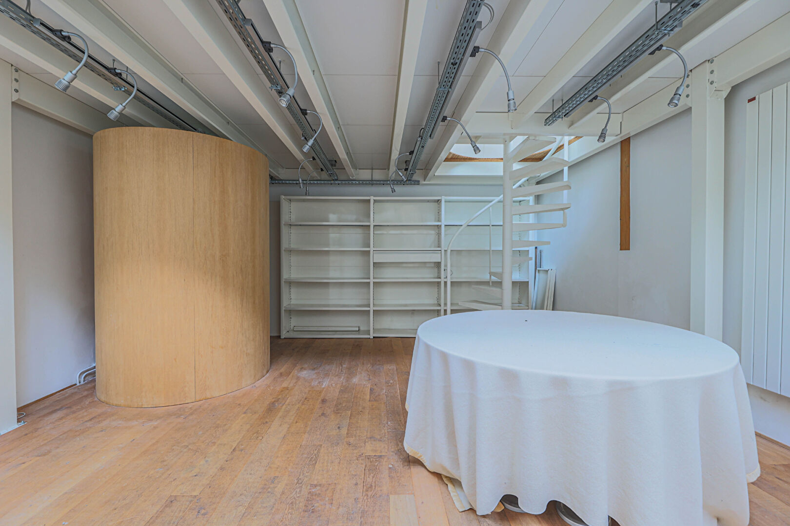 Sculpture workshop full of charm, with glass roofs and large volumes, at the foot of Montmartre 11 Sculpture workshop full of charm, with glass roofs and large volumes, at the foot of Montmartre 11