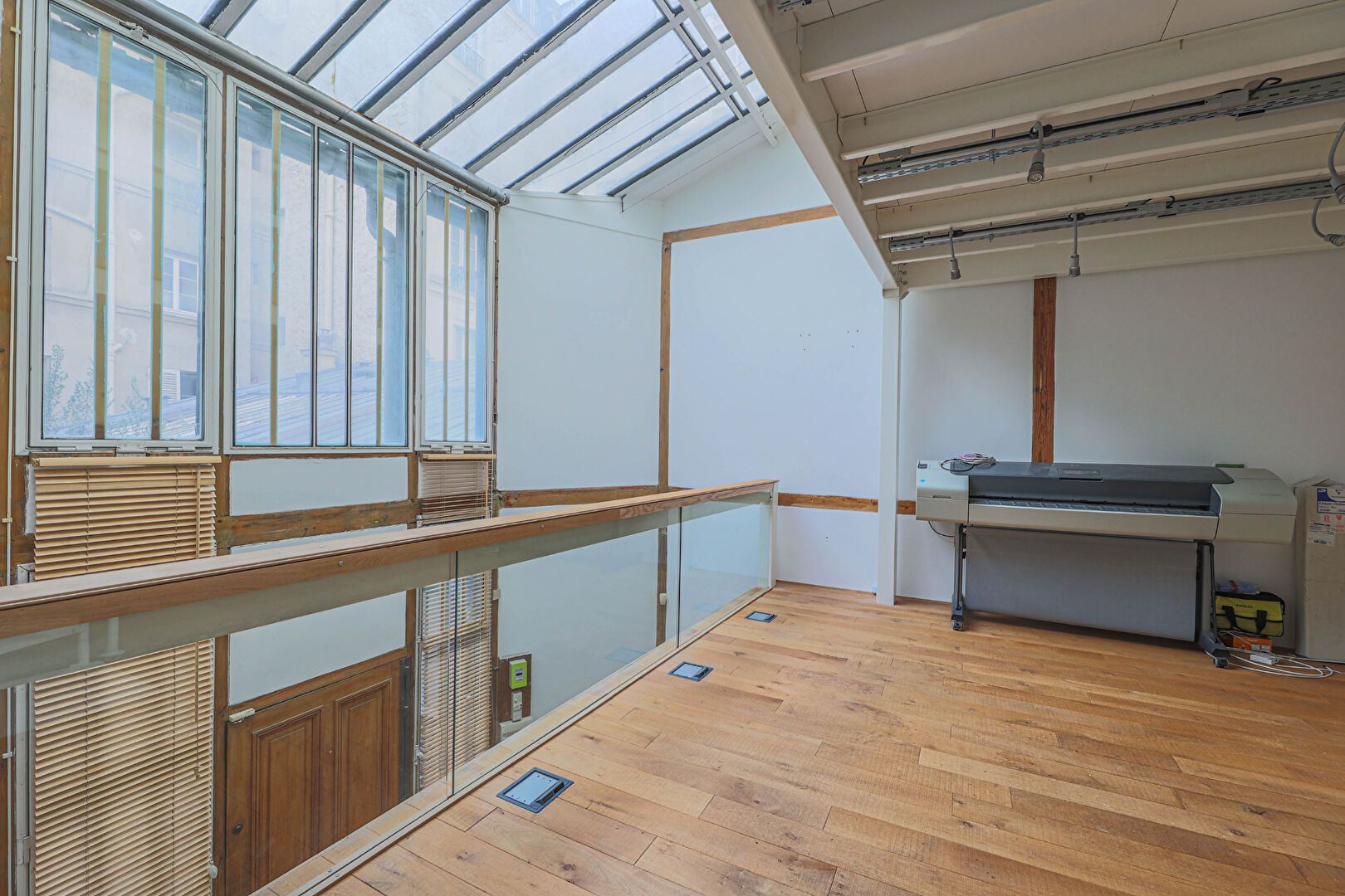 Sculpture workshop full of charm, with glass roofs and large volumes, at the foot of Montmartre 3 Sculpture workshop full of charm, with glass roofs and large volumes, at the foot of Montmartre 3