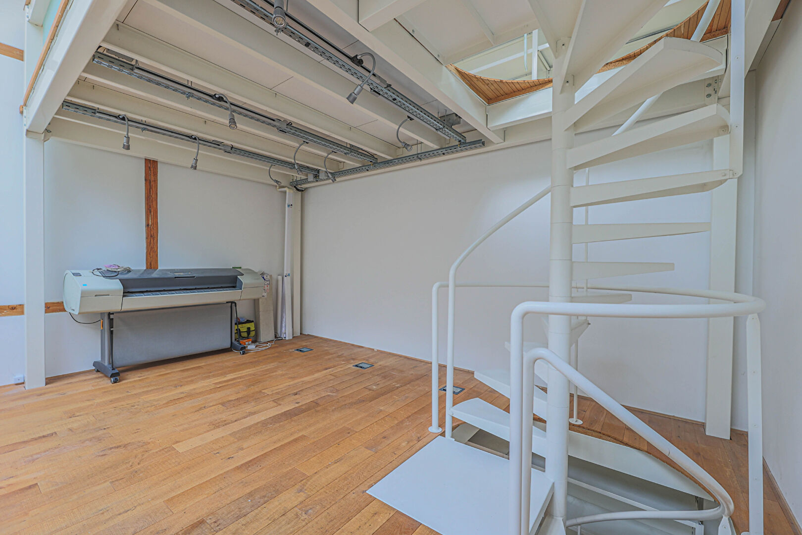 Sculpture workshop full of charm, with glass roofs and large volumes, at the foot of Montmartre 7 Sculpture workshop full of charm, with glass roofs and large volumes, at the foot of Montmartre 7