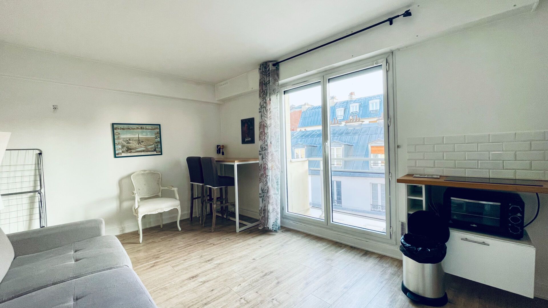 Etage élevé avec ascenseur, balcon et vue Sacré Coeur : rue Germain Pilon, Montmartre 2