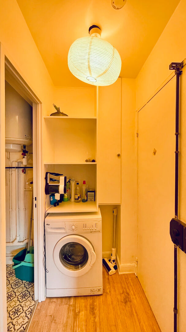 Etage élevé avec ascenseur, balcon et vue Sacré Coeur : rue Germain Pilon, Montmartre 6