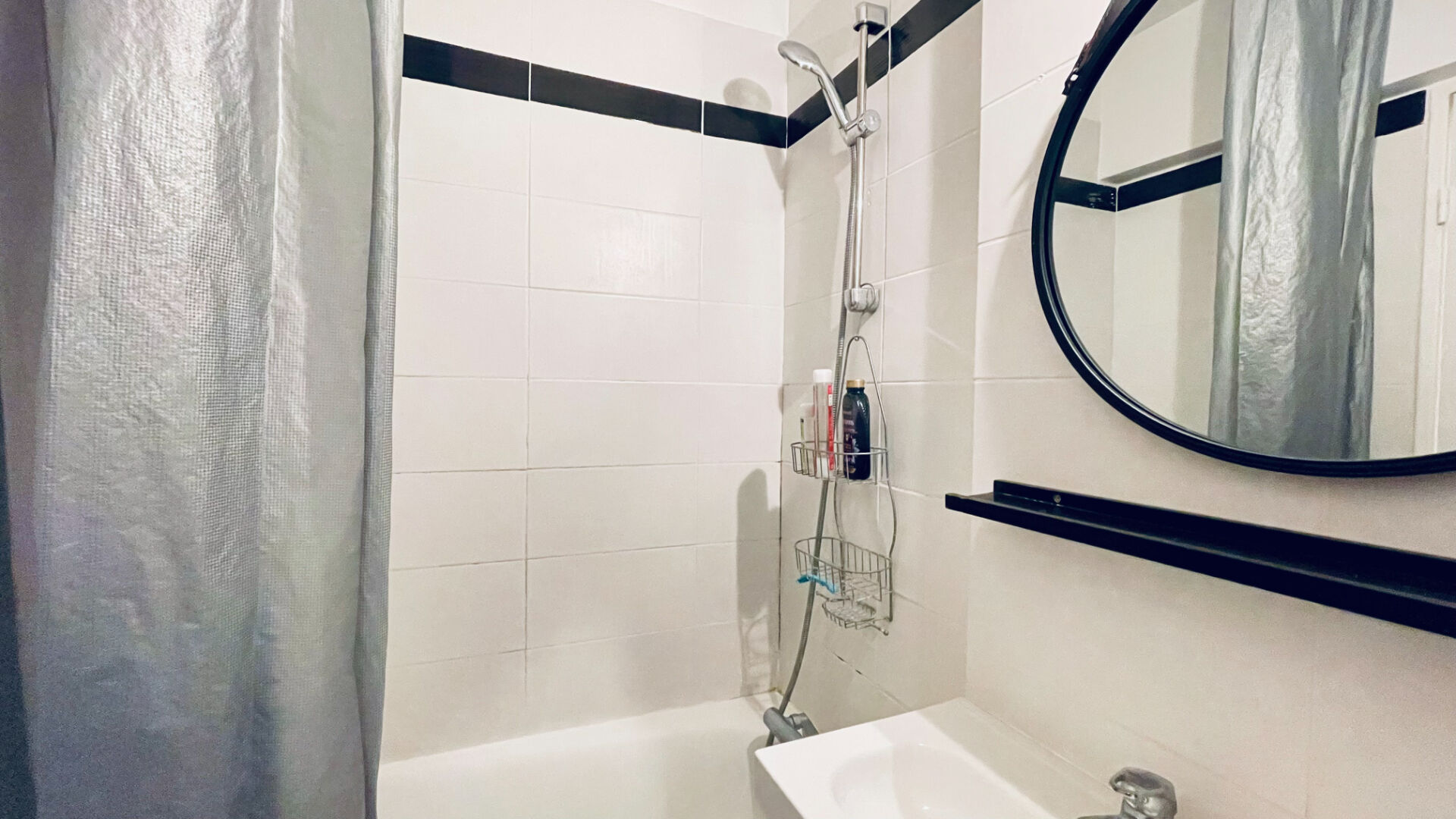 Etage élevé avec ascenseur, balcon et vue Sacré Coeur : rue Germain Pilon, Montmartre 7