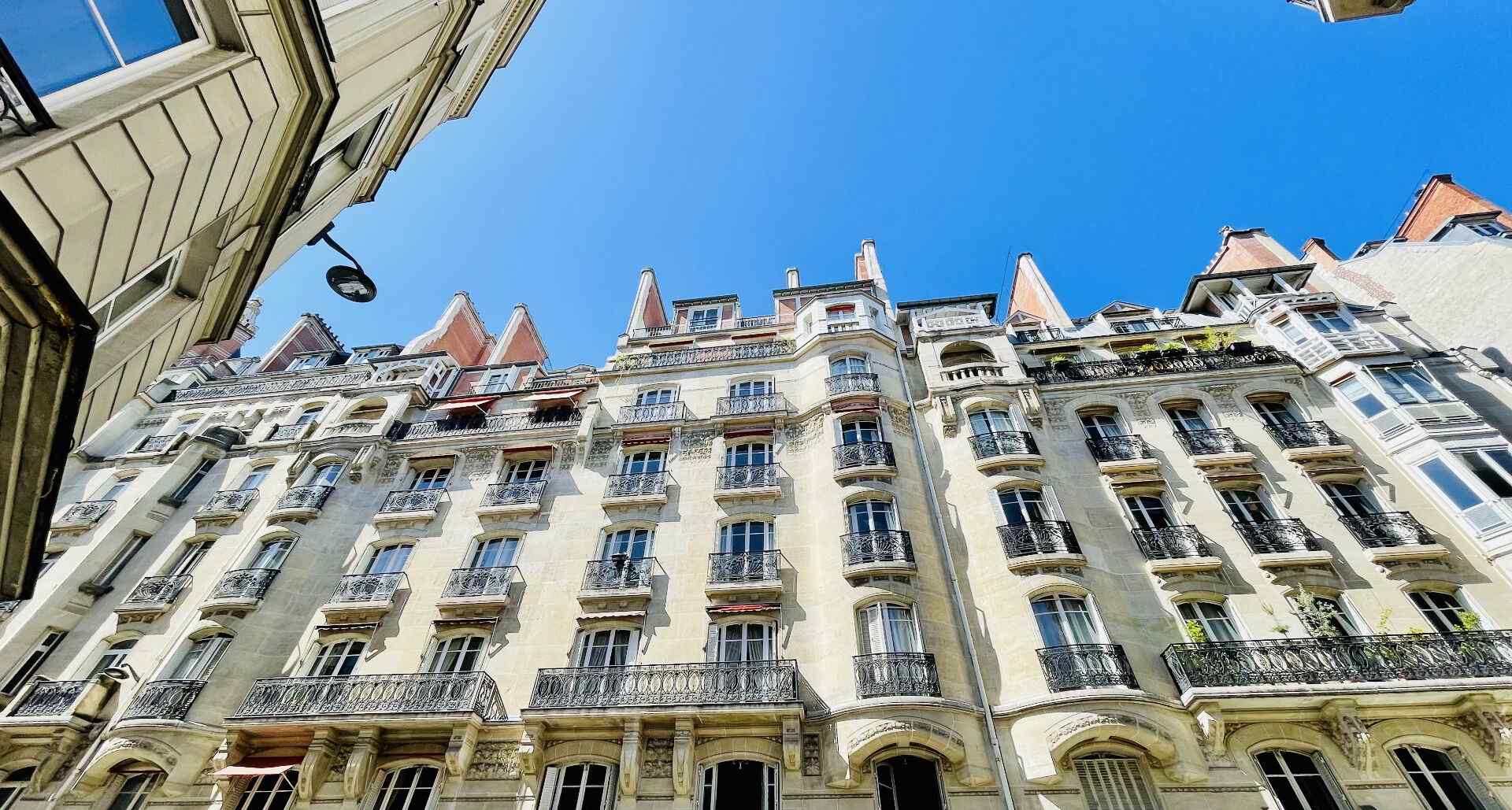 Métro Courcelles, début de la rue Cardinet : Studio lumineux en étage élevé, charme de l&rsquo;ancien 1