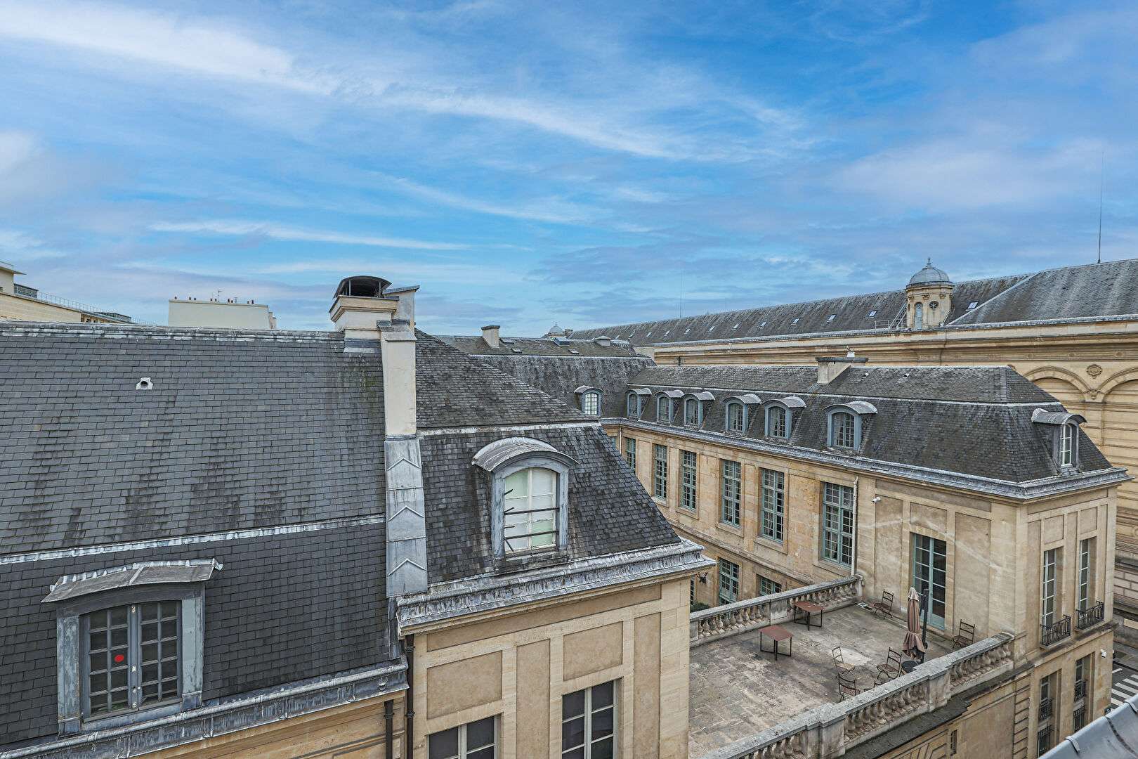 Rare opportunité au coeur du Marais : Studio en dernier étage avec vue imprenable – excellent DPE D ! À découvrir sans tarder ! 2