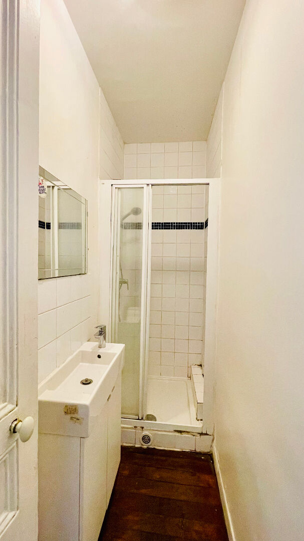 Appartement à moderniser : 3 pièces avec charme de l&rsquo;ancien, rue Championnet (portion piétonne) 15