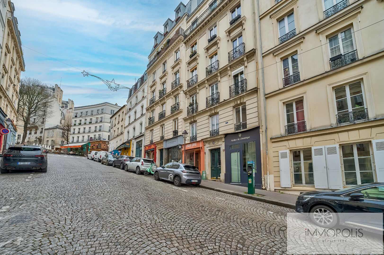 Dernier étage avec ascenseur, vue dégagée et charme de l&rsquo;ancien : Abbesses, Montmartre 13