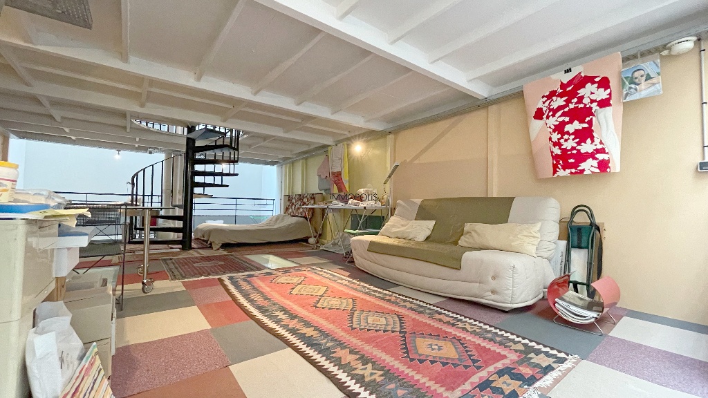 LOFT / ATELIER D&rsquo;ARTISTE totalement atypique, en OPEN-SPACE sur trois niveaux avec DEUX VERRIÈRES donnant sur cour calme ! 15