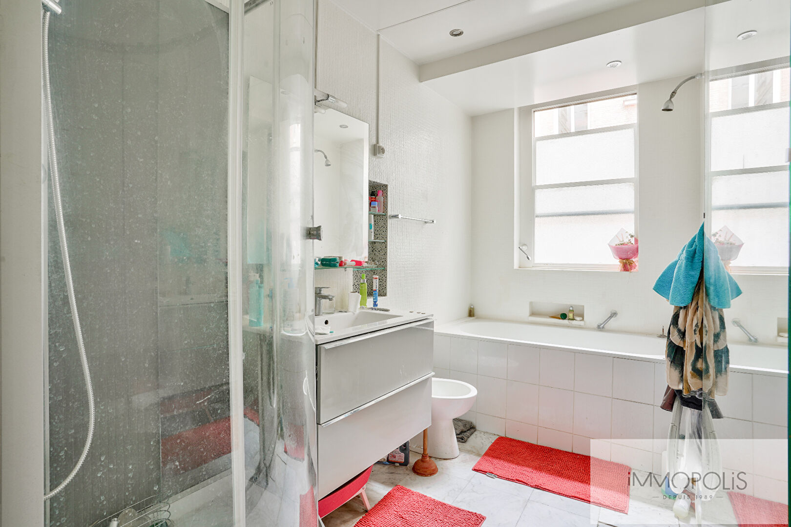 Rare opportunity: a life annuity occupied without payment of annuity! Charming apartment to modernize, Lamarck-Caulaincourt district 8