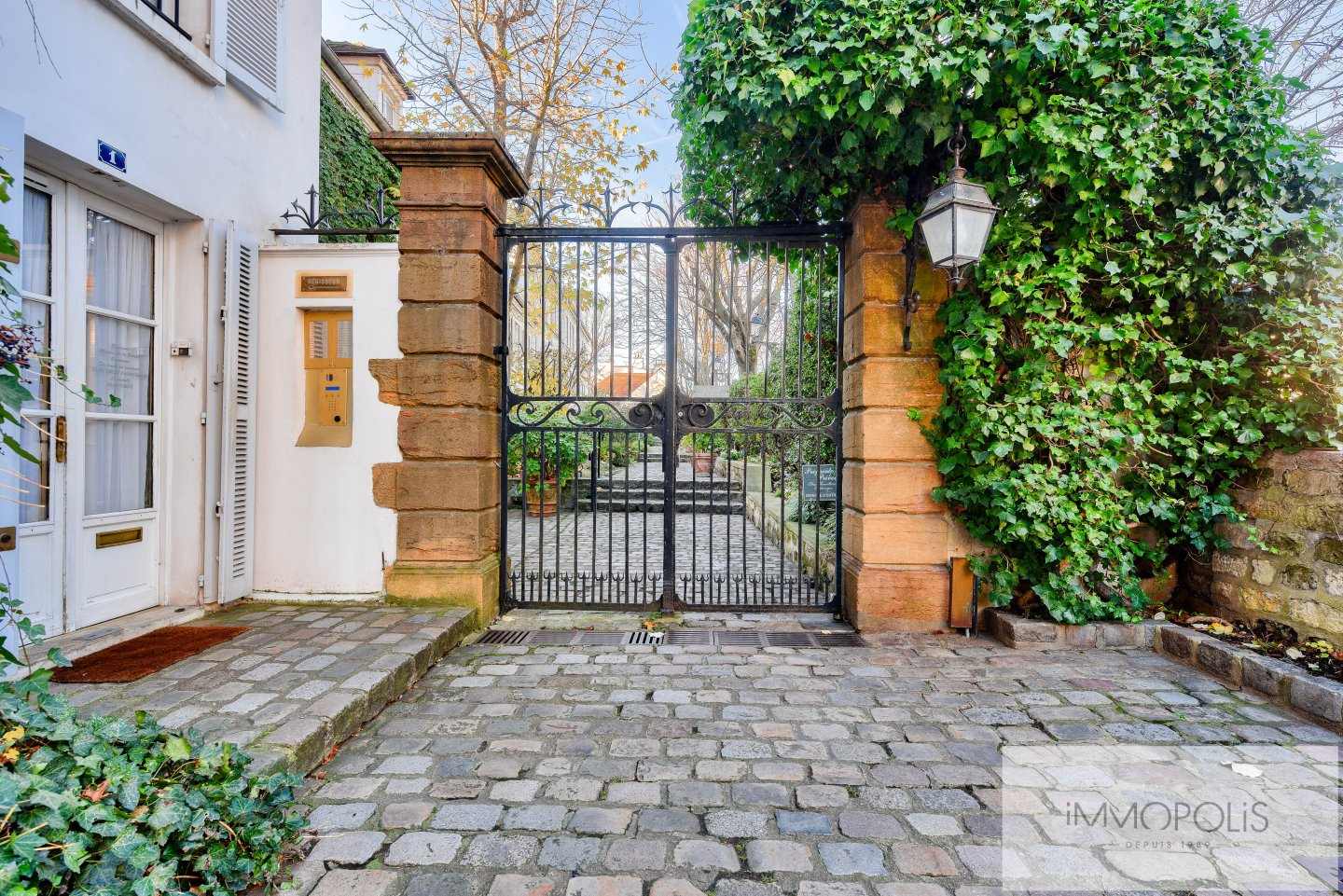 VENDU OCCUPE – Résidence privée du Moulin de la Galette à Montmartre. 1