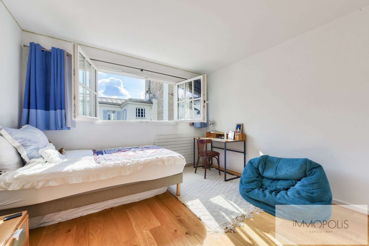 VENDU OCCUPE – Résidence privée du Moulin de la Galette à Montmartre. 17