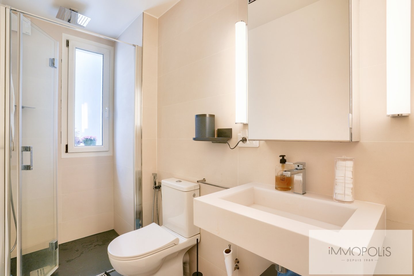 Rare pearl in the heart of Montmartre with unobstructed views! 13