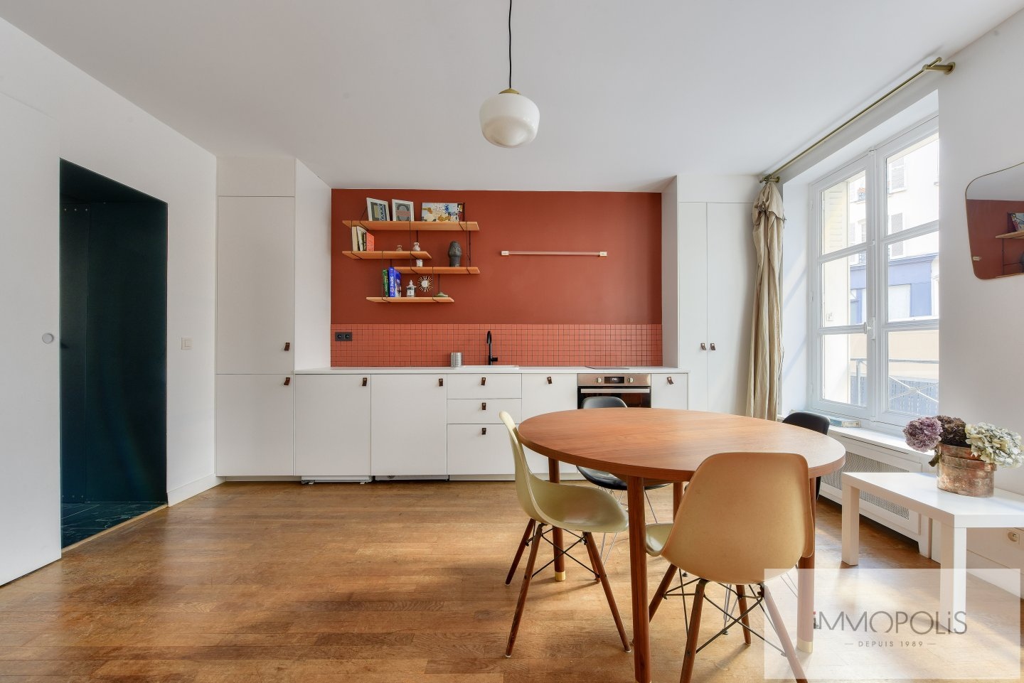 Appartement entièrement rénové par architecte en plein coeur des Abbesses. 2