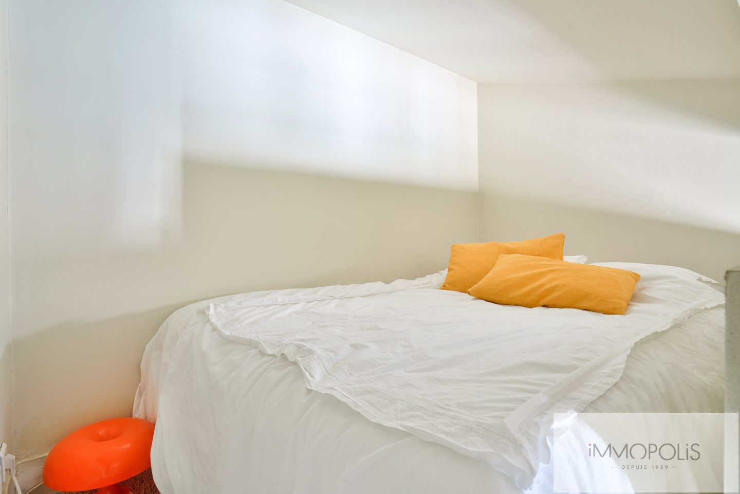 Bright top floor in the Jules Joffrin sector. 10