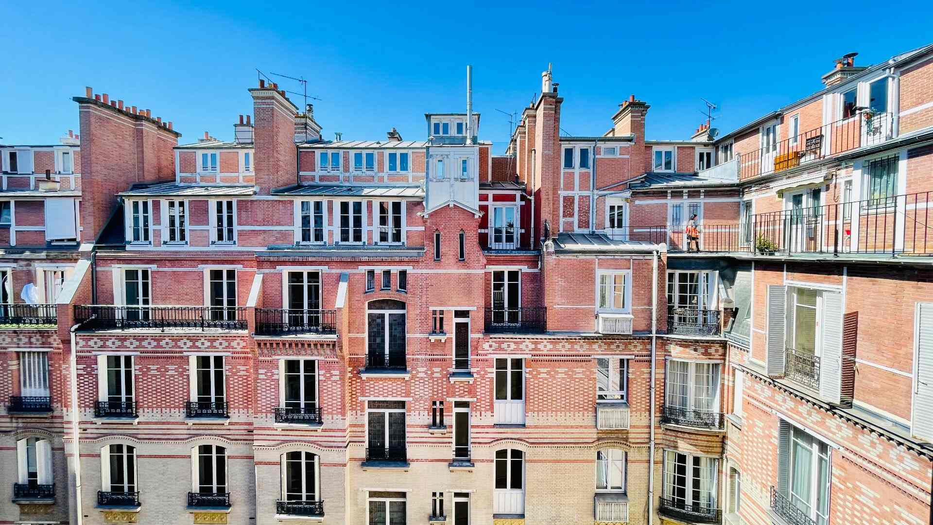 Métro Courcelles, début de la rue Cardinet : Studio lumineux en étage élevé, charme de l&rsquo;ancien 3
