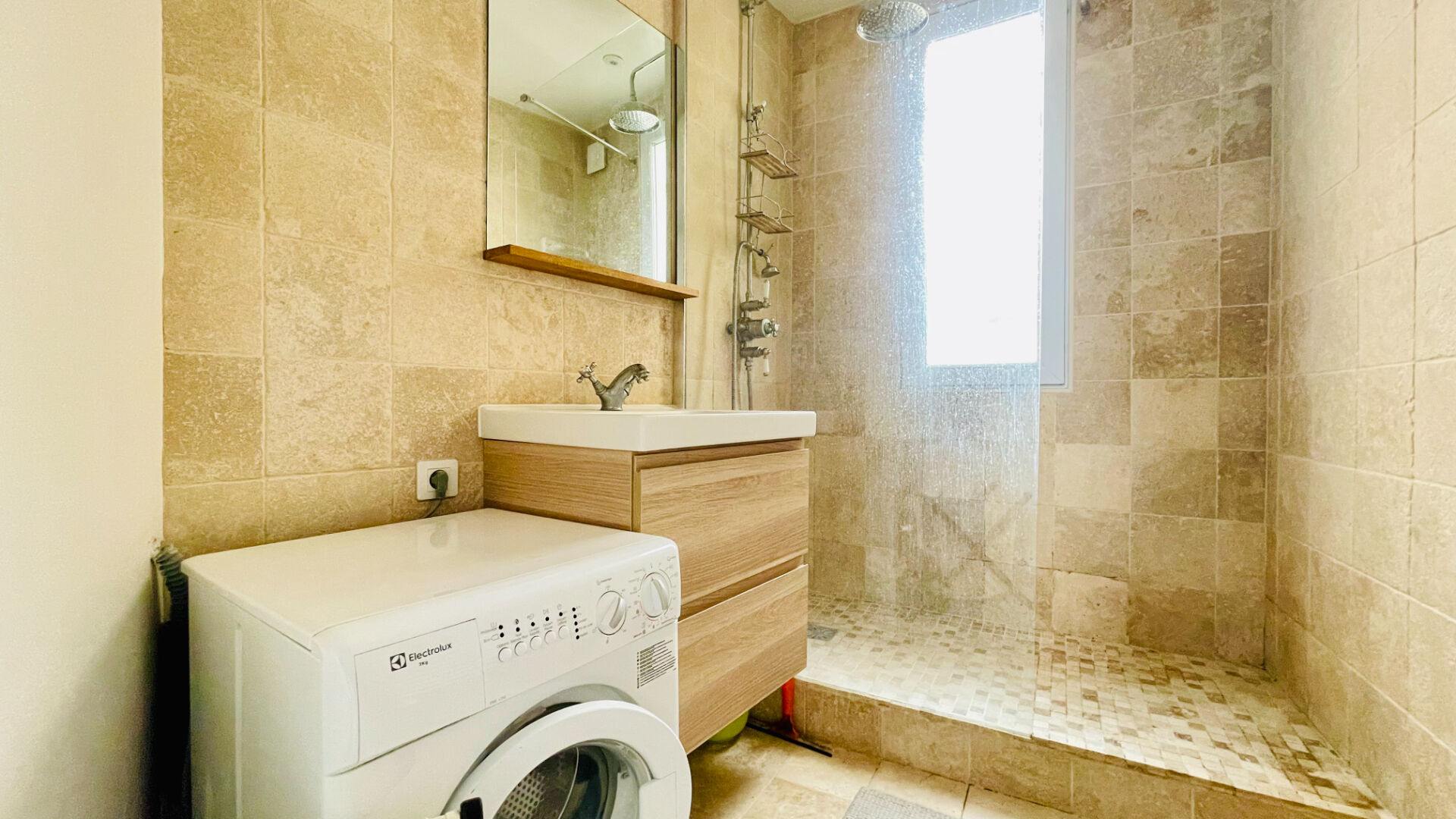 Beau 2 pièces clair et calme, situé rue Berthe à Montmartre : adresse recherchée 13