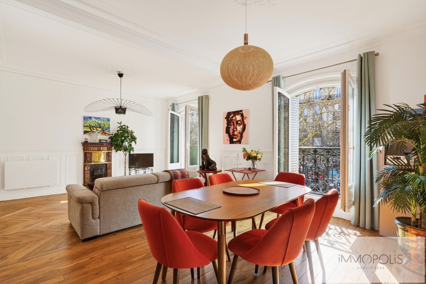 A stone’s throw from the Abbesses, the Moulin Rouge and the 9th arrondissement. 1 A stone’s throw from the Abbesses, the Moulin Rouge and the 9th arrondissement. 1