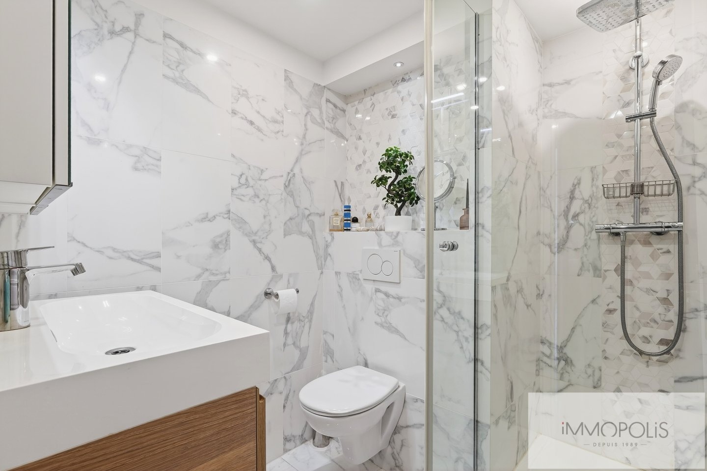 A stone’s throw from the Abbesses, the Moulin Rouge and the 9th arrondissement. 13 A stone’s throw from the Abbesses, the Moulin Rouge and the 9th arrondissement. 13