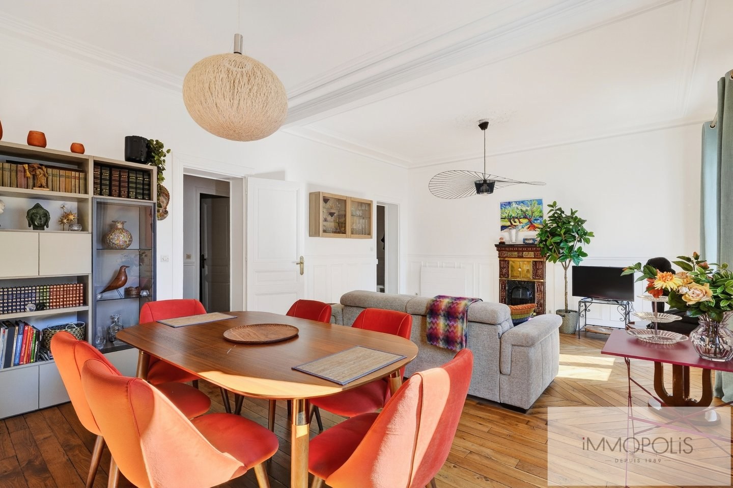 A stone’s throw from the Abbesses, the Moulin Rouge and the 9th arrondissement. 6 A stone’s throw from the Abbesses, the Moulin Rouge and the 9th arrondissement. 6