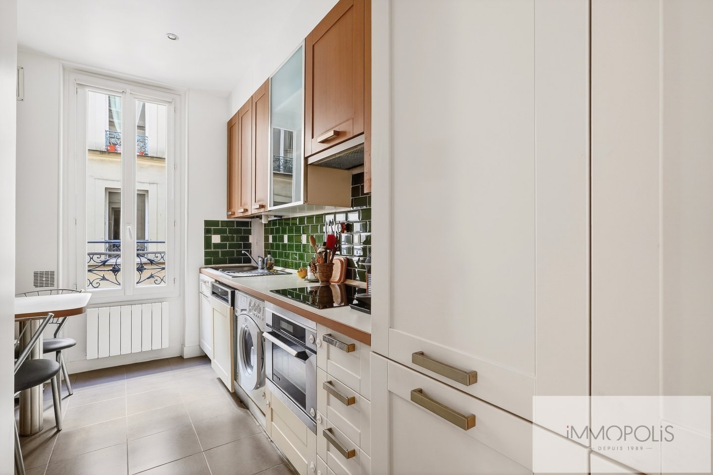 A stone&rsquo;s throw from the Abbesses, the Moulin Rouge and the 9th arrondissement. 11