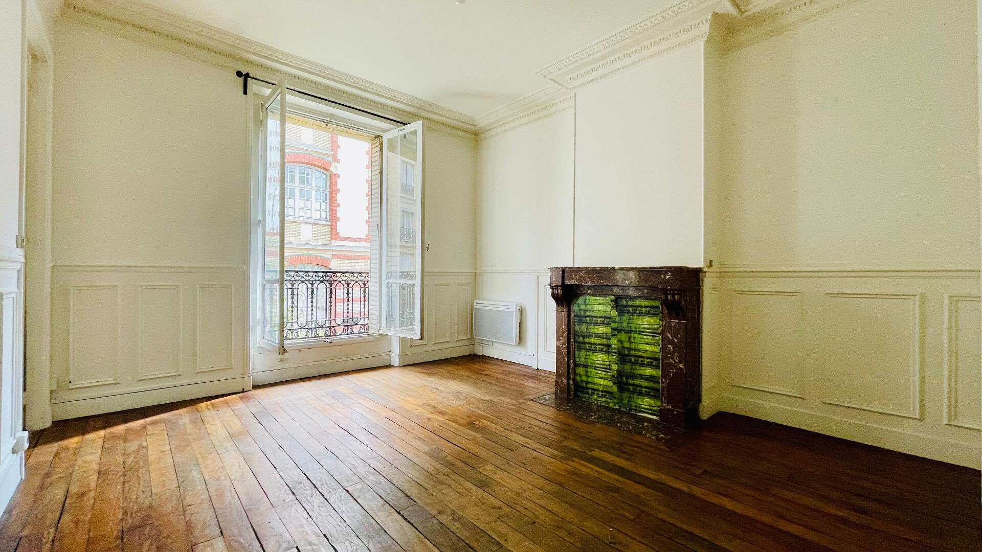Apartment to modernize: 3 rooms with old-world charm, rue Championnet (pedestrian portion) 4 Apartment to modernize: 3 rooms with old-world charm, rue Championnet (pedestrian portion) 4