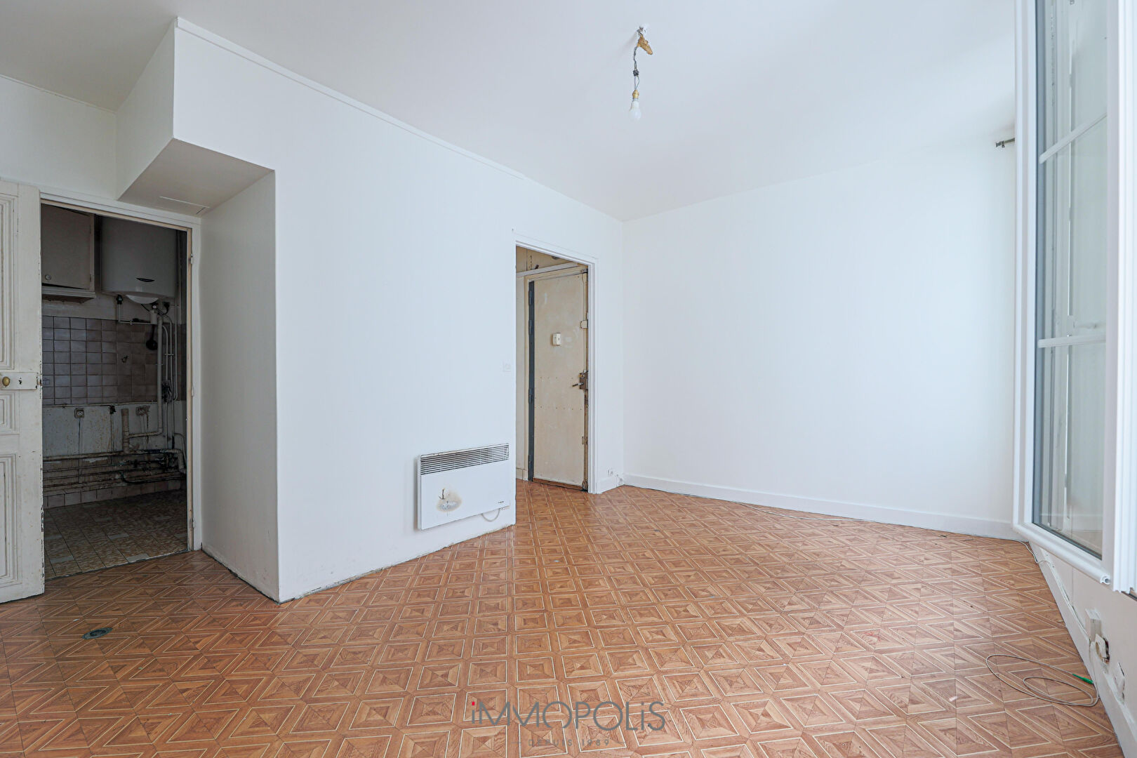 3 rooms 2 bedrooms bright and quiet to completely renovate Boulevard Barbès 1