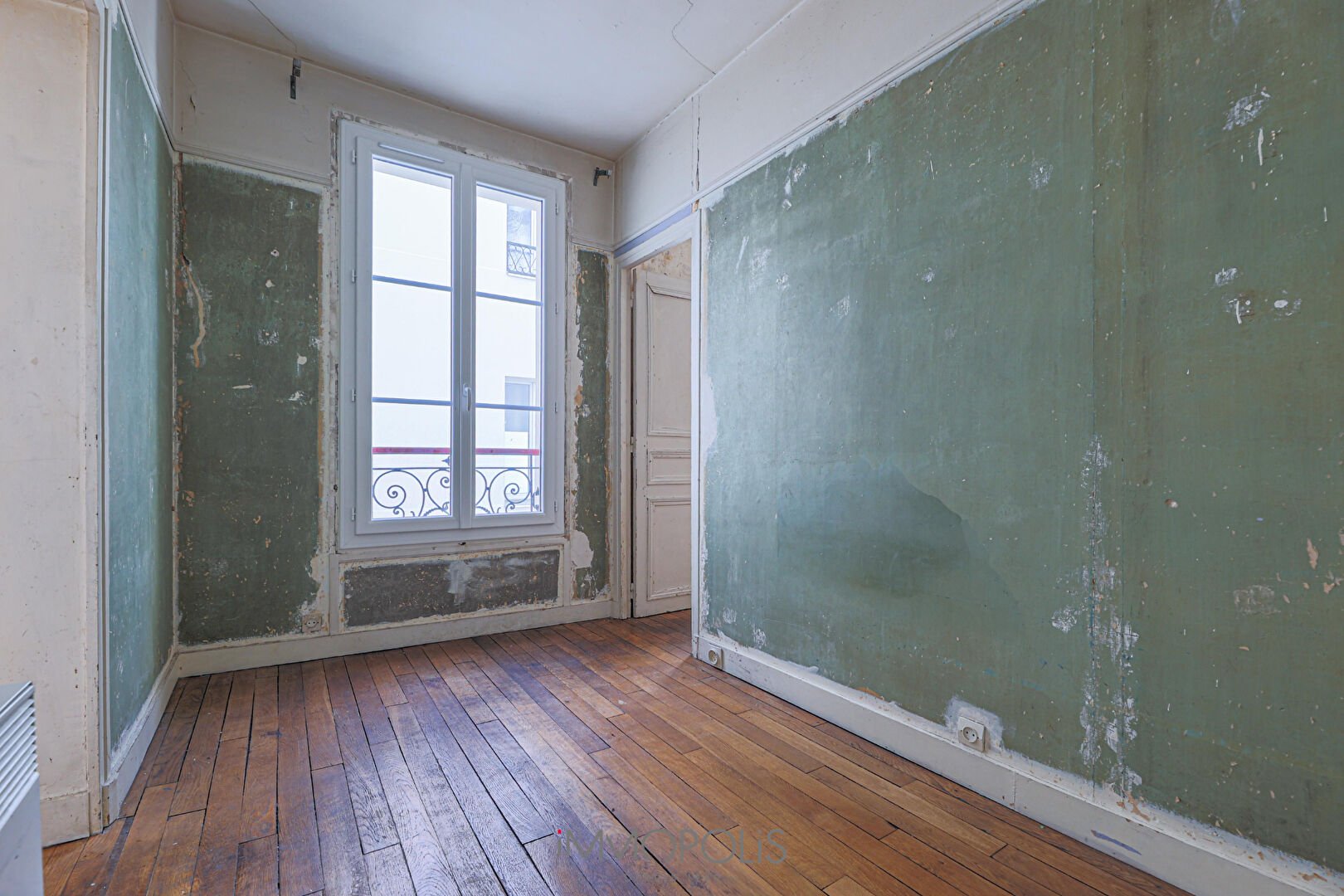 3 rooms 2 bedrooms bright and quiet to completely renovate Boulevard Barbès 11