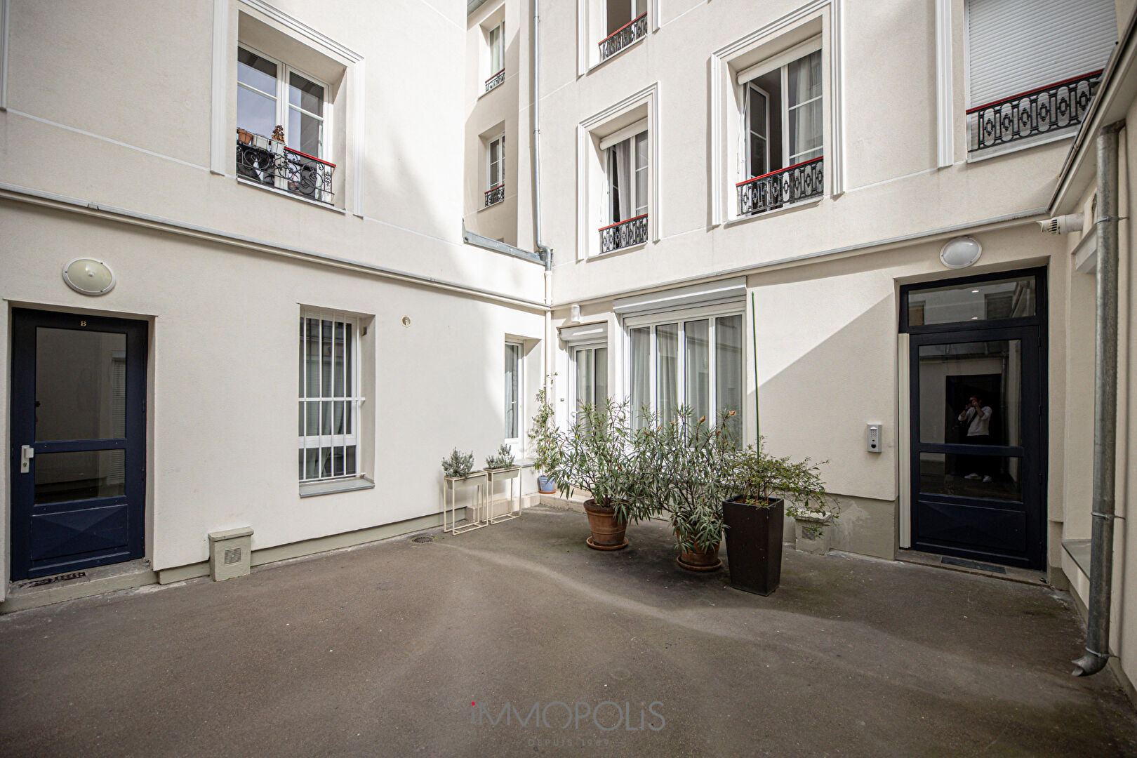 3 rooms 2 bedrooms bright and quiet to completely renovate Boulevard Barbès 12