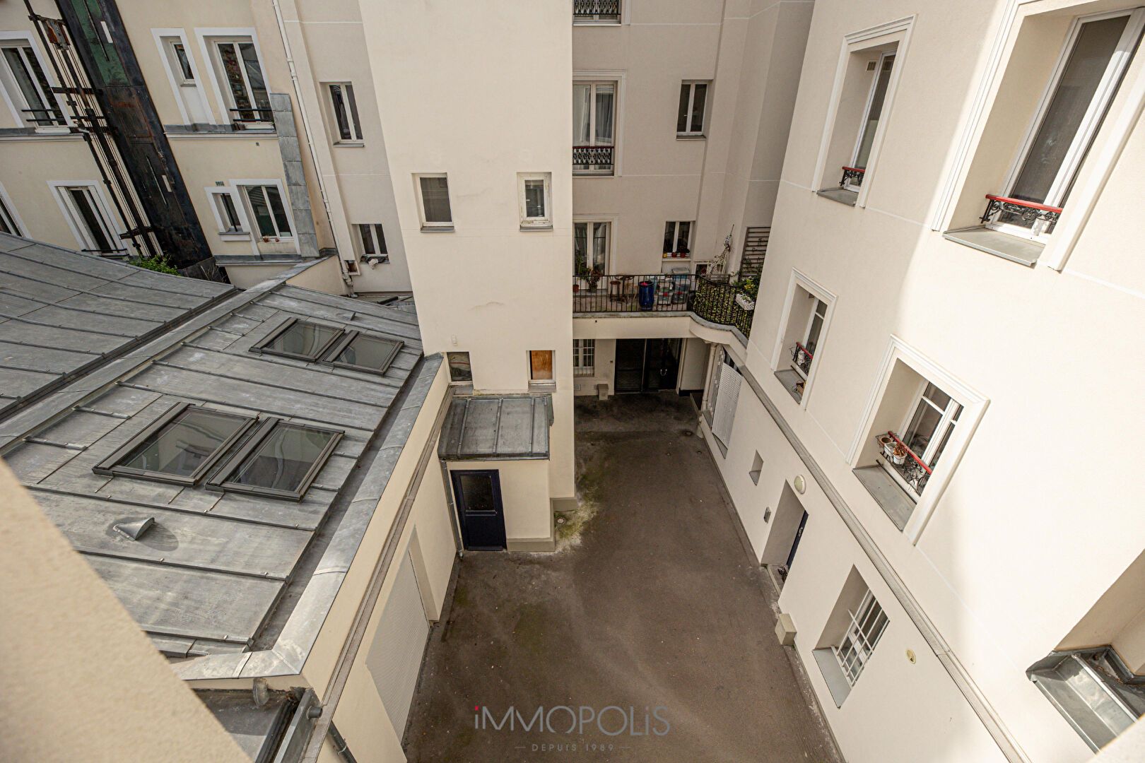 3 rooms 2 bedrooms bright and quiet to completely renovate Boulevard Barbès 13
