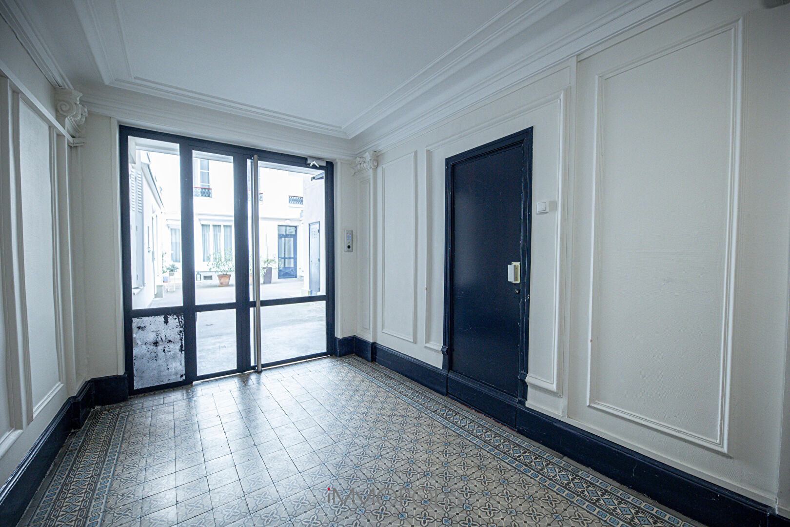 3 rooms 2 bedrooms bright and quiet to completely renovate Boulevard Barbès 14