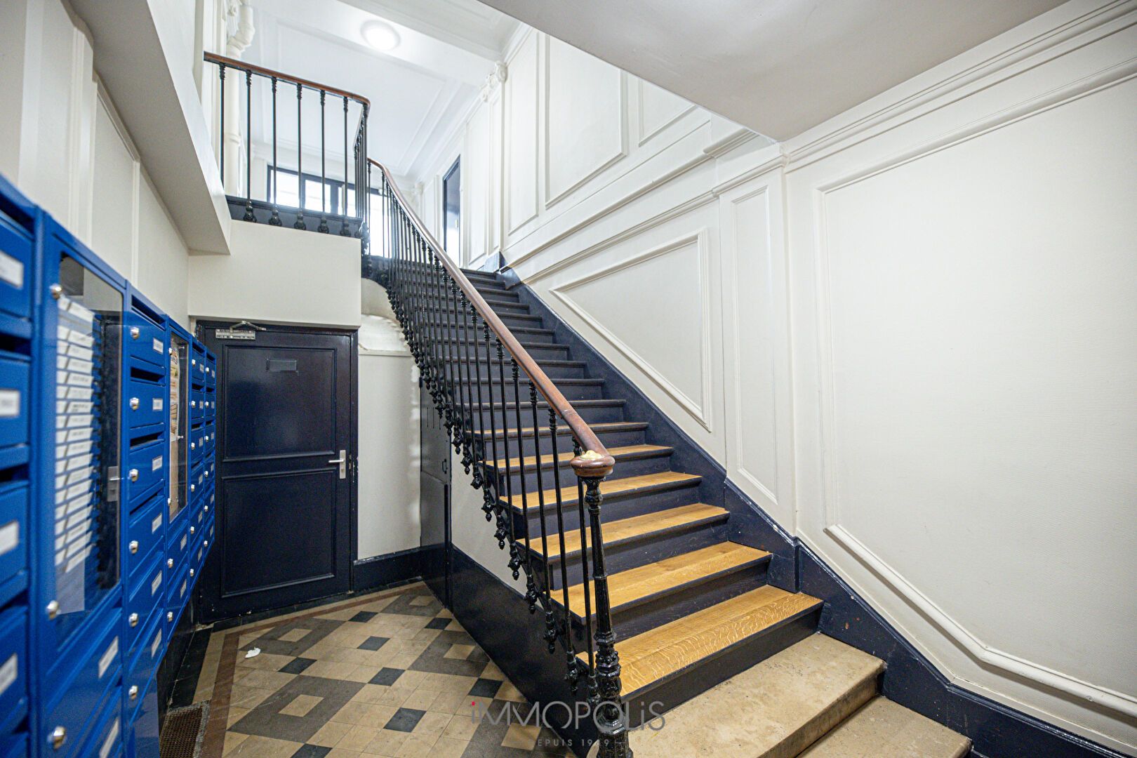 3 rooms 2 bedrooms bright and quiet to completely renovate Boulevard Barbès 15