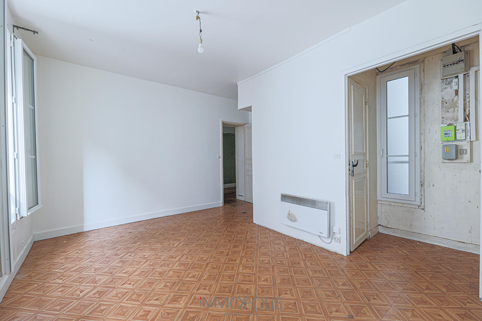 3 rooms 2 bedrooms bright and quiet to completely renovate Boulevard Barbès 2