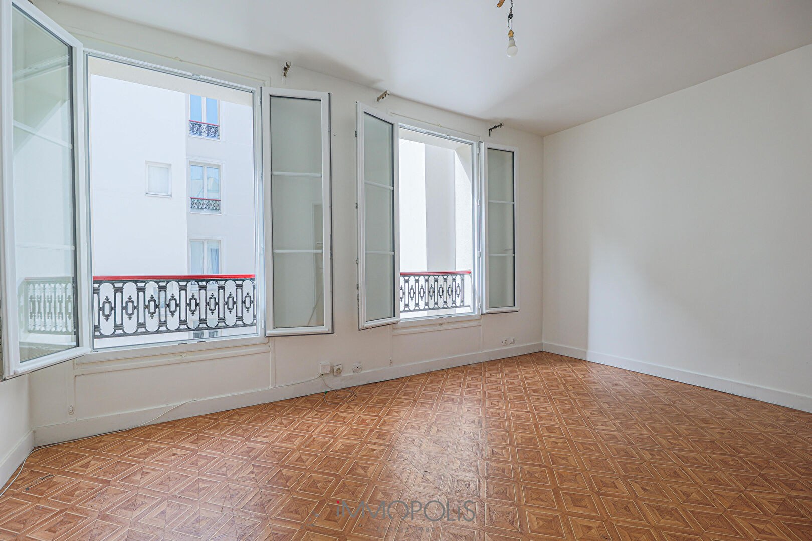 3 rooms 2 bedrooms bright and quiet to completely renovate Boulevard Barbès 3