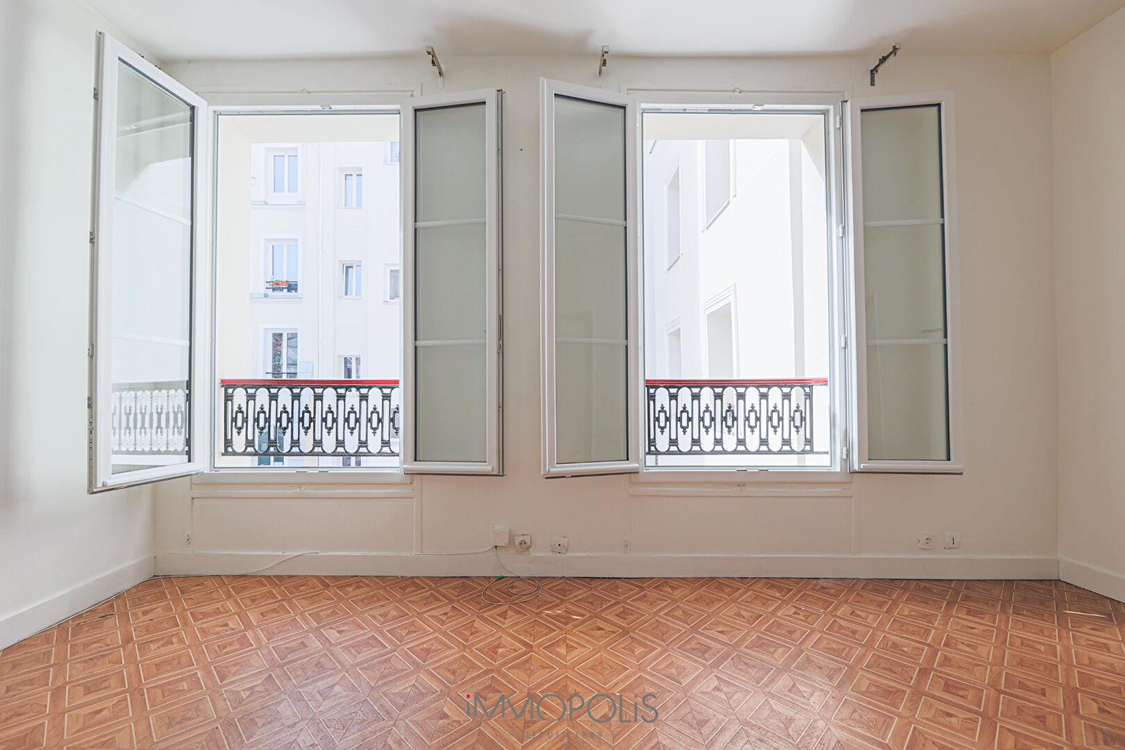 3 rooms 2 bedrooms bright and quiet to completely renovate Boulevard Barbès 4