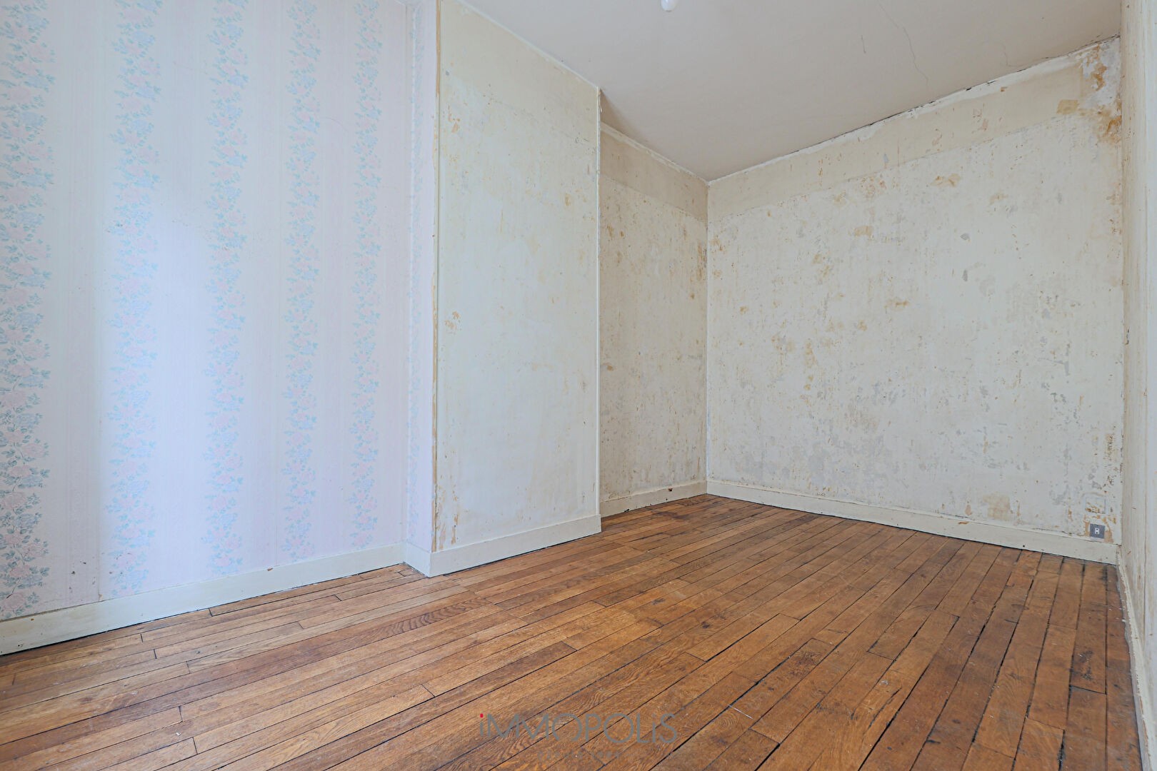 3 rooms 2 bedrooms bright and quiet to completely renovate Boulevard Barbès 5