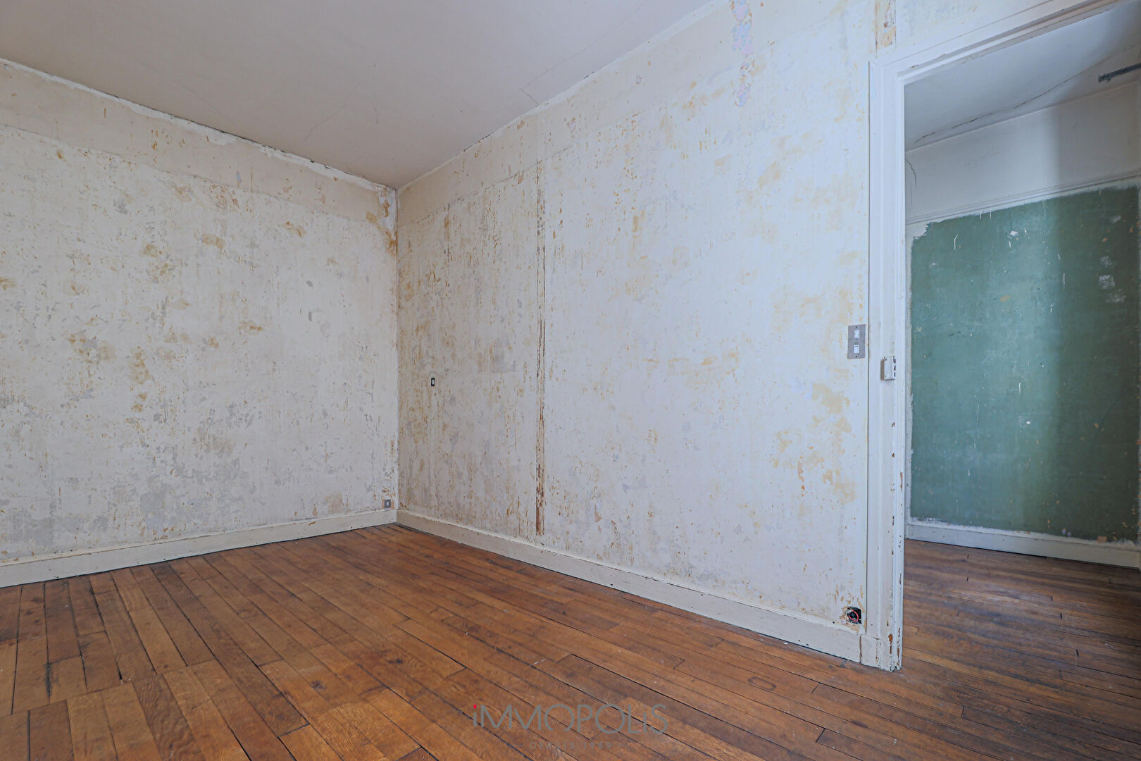 3 rooms 2 bedrooms bright and quiet to completely renovate Boulevard Barbès 6