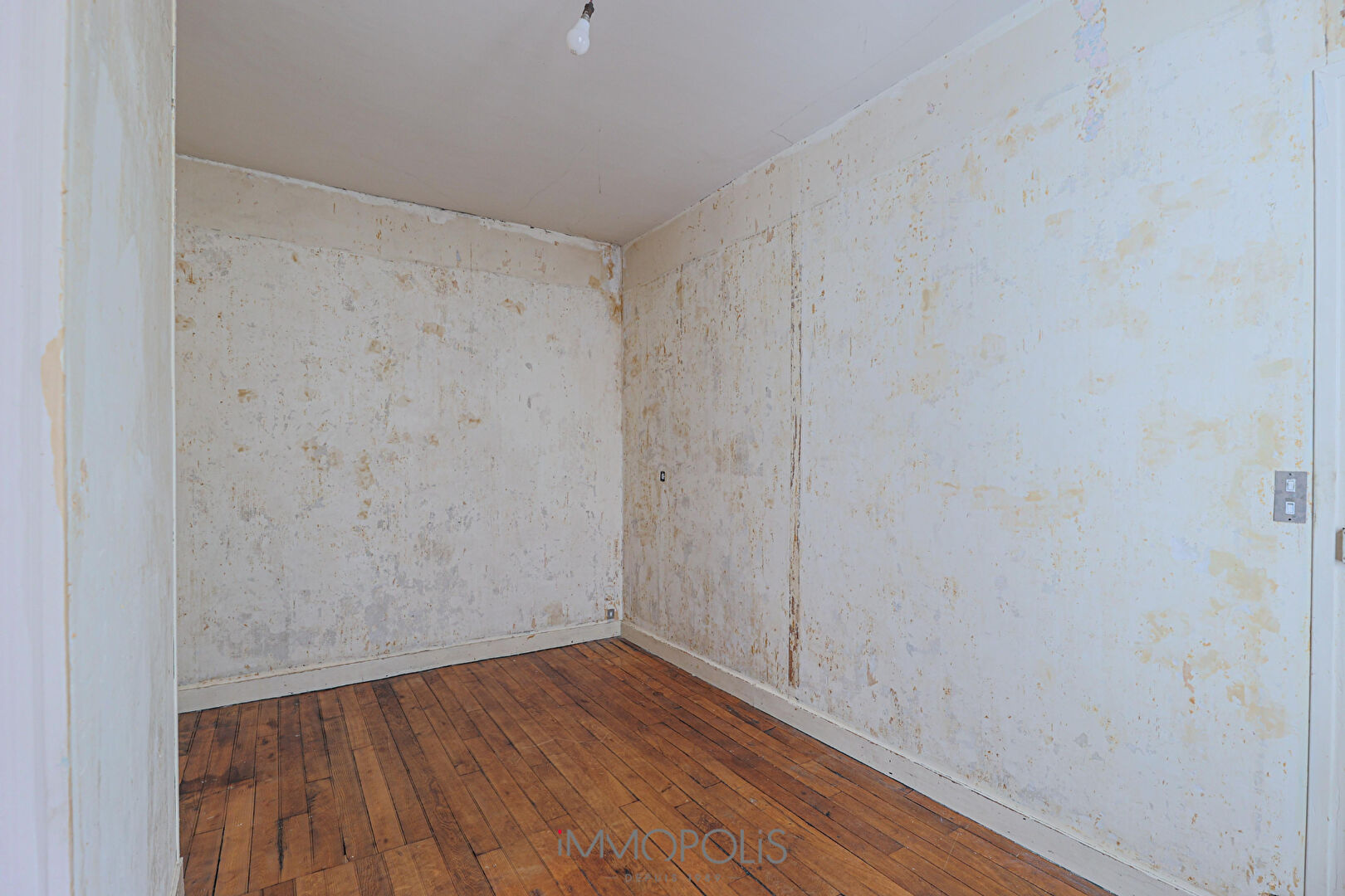 3 rooms 2 bedrooms bright and quiet to completely renovate Boulevard Barbès 7