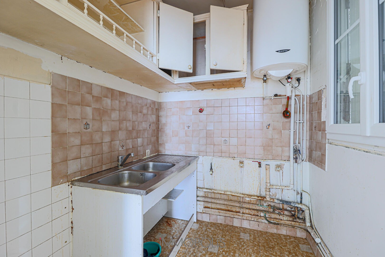 3 rooms 2 bedrooms bright and quiet to completely renovate Boulevard Barbès 8