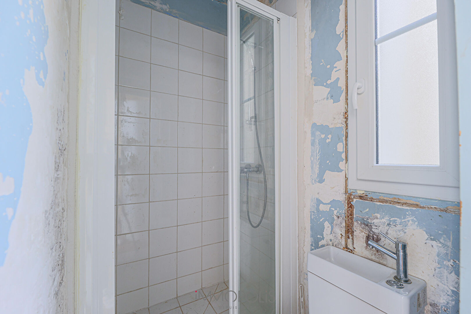 3 rooms 2 bedrooms bright and quiet to completely renovate Boulevard Barbès 9