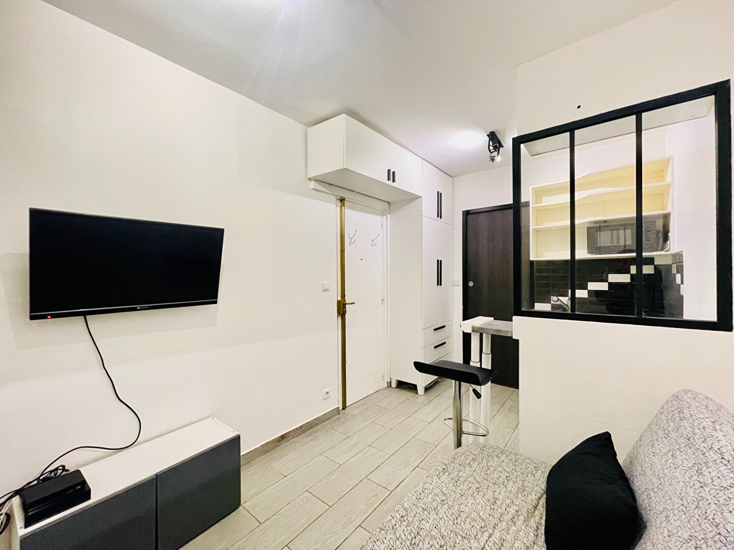 Turnkey studio in quiet rue des Trois Frères in Montmartre 2