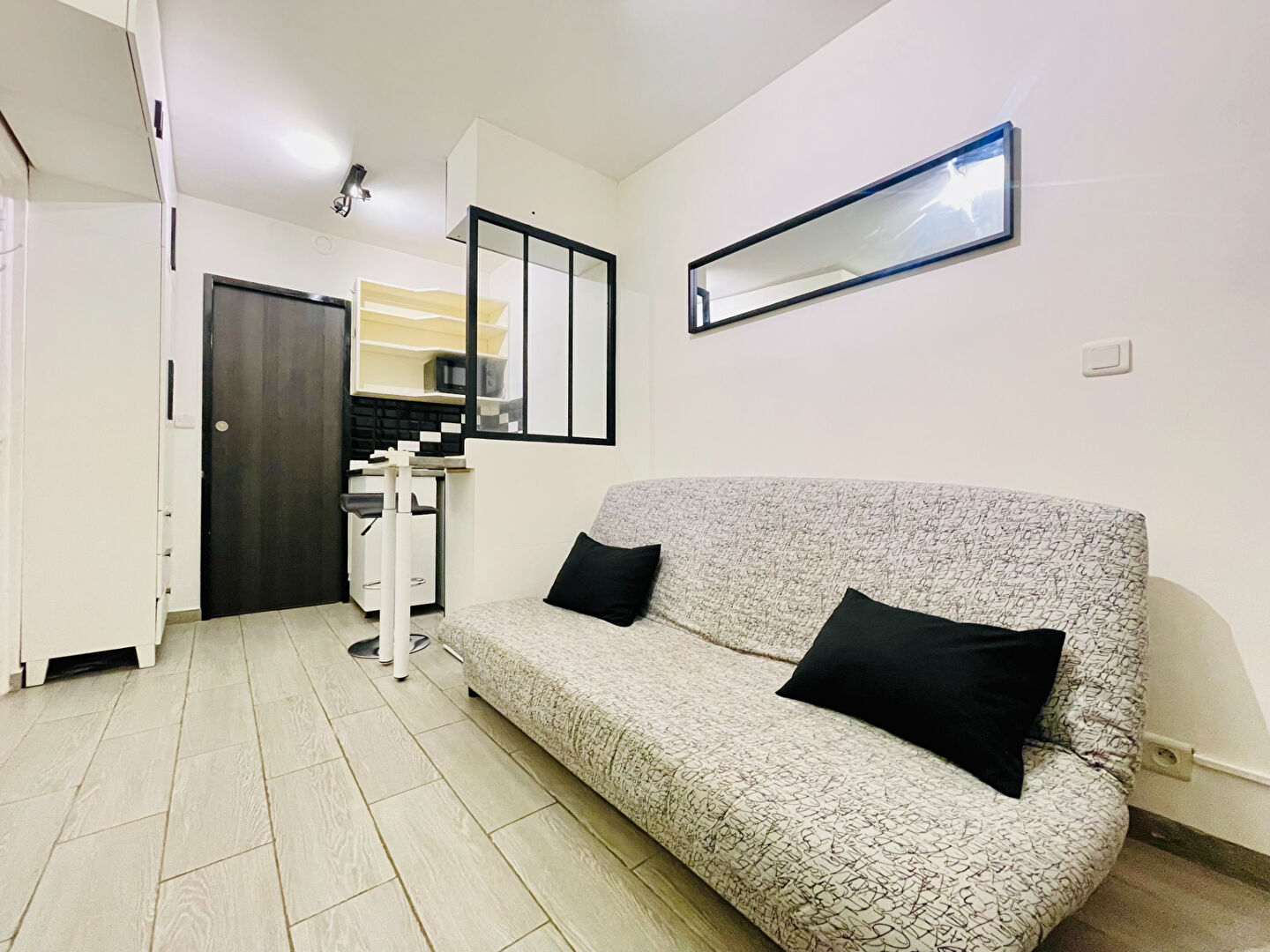 Turnkey studio in quiet rue des Trois Frères in Montmartre 3