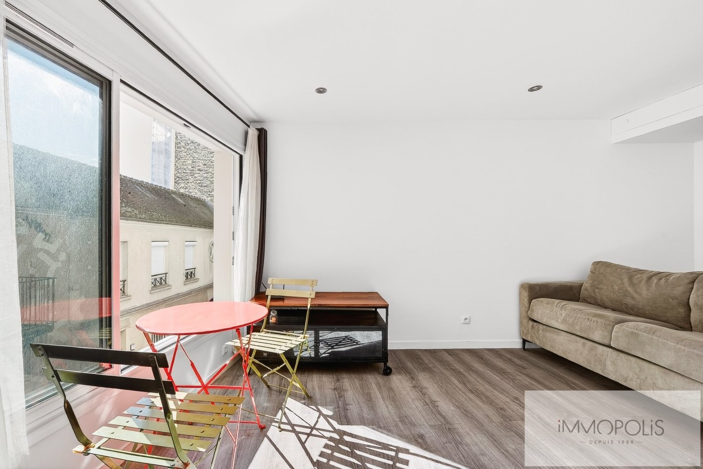 Rue des Trois Frères en plein coeur des Abbesses. 1