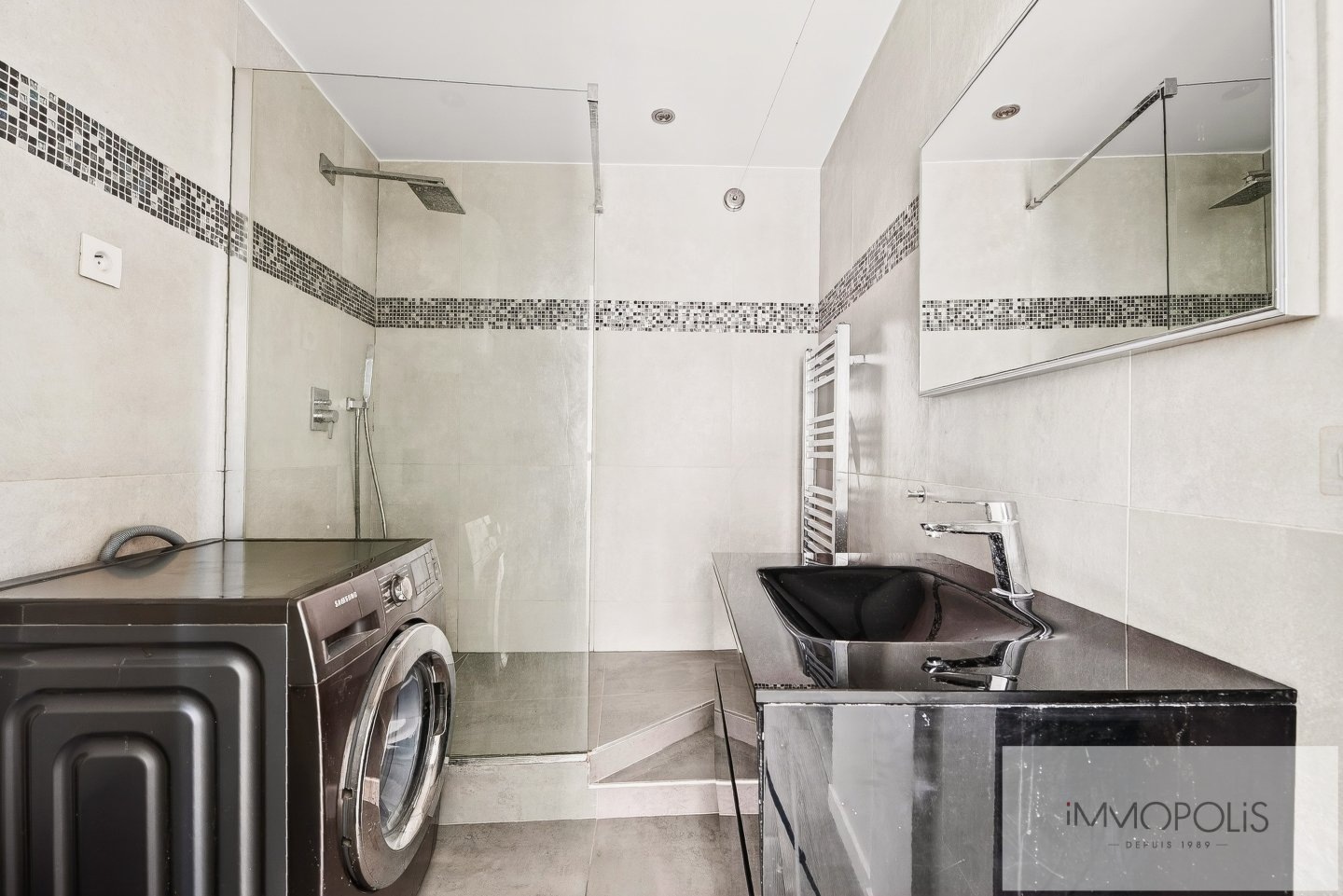 Rue des Trois Frères en plein coeur des Abbesses. 14